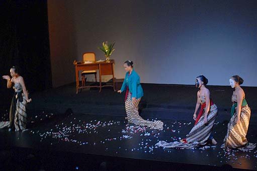 Women’s voices: Four women perform a play titled Kartini’s letters for the opening of the April Festival at Goethe-Haus in Jakarta, on April 3. The four-day festival themed “Raising Women’s Voices” celebrated Kartini Day. Courtesy of the Institut Ungu/Aji Baskoro